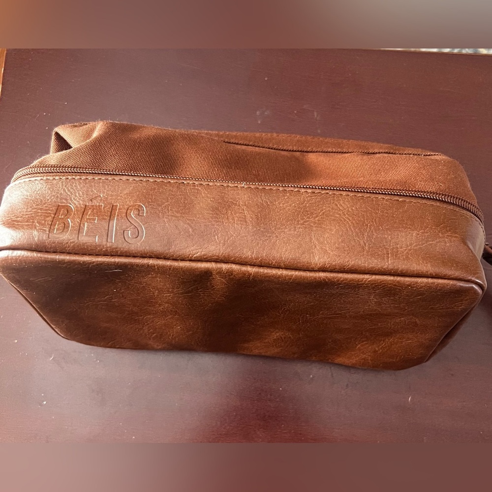 NWOT BEIS The Dopp Kit in Maple